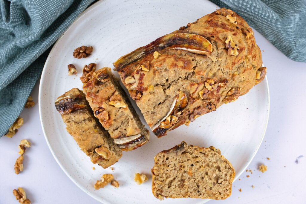 Bananenbrot mit Dinkelmehl und Walnüssen - vegan und zuckerarm
